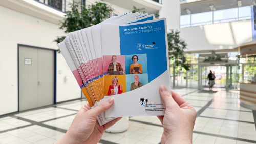 Das aktuelle Programm der Ehrenamts-Akademie des Oberbergischen Kreises bietet kostenlose Qualifizierungsangebote für engagierte Bürgerinnen und Bürger. (Foto: OBK) Das aktuelle Programm der Ehrenamts-Akademie des Oberbergischen Kreises bietet kostenlose Qualifizierungsangebote für engagierte Bürgerinnen und Bürger. (Foto: OBK)