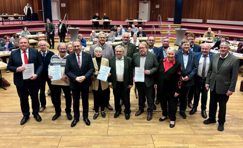 Landrat Hagt mit den geehrten Kreistagsmitgliedern. (Foto: OBK)