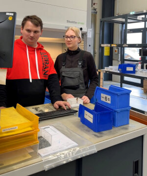 Im Unternehmen GC-heat Gebhard GmbH & Co. KG in Waldbröl hat Isabel Griesenbruch bislang unbekannte Arbeitsabläufe in der Fertigungsabteilung und im Versand kennengelernt. (Foto: OBK) 