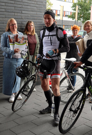 Die Leiterin der AGewiS, Nicole Meyer, unterstützt die "Tour Demenz" mit Organisator Arnd Bader und wirbt an der Akademie für frühzeitige Aufklärung über das Krankheitsbild und Hilfsangebote. (Foto: OBK)
