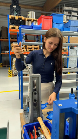 Als Auszubildende des Oberbergischen Kreises bewertet Jil Brücher ihr Praktikum bei der Firma STRIKO Verfahrenstechnik GmbH als eine wichtige Erfahrung. (Foto: OBK)