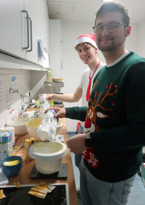 In Zweierteams sorgten die Azubis für Nachschub an Waffelteig. (Foto: OBK)