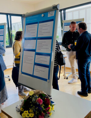 Auf Postern präsentierten die frisch zertifizierten Pflegeexpertinnen und Pflegeexperten ihre Praxisprojekte. (Foto: AGewiS/Nina Broich-Glagow) Auf Postern präsentierten die frisch zertifizierten Pflegeexpertinnen und Pflegeexperten ihre Praxisprojekte. (Foto: AGewiS/Nina Broich-Glagow)