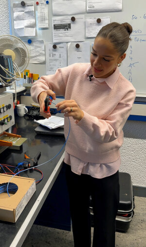 Völlig neue Aufgabengebiete lernte Diana Cogal während ihres Praktikum bei der Firma Unitechnik Systems in Wiehl kennen. (Foto: OBK) 