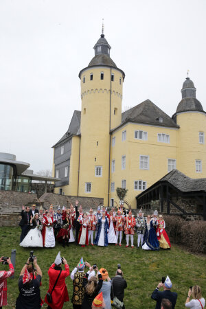 Bunte Tollitäten vor Schloss Homburg. (Foto: OBK)
