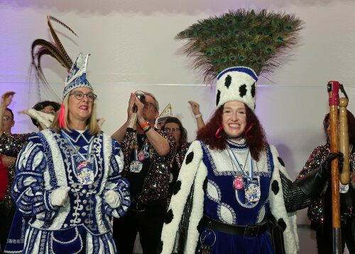 Prinz Conni I und Bauer Melli vom KV-Bielstein 1985 e. V. rockten die Bühne. (Foto: OBK)