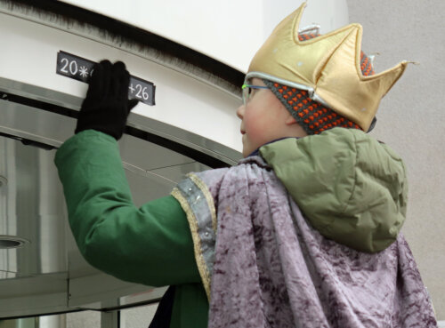 Alexander brachte den diesjährigen Segensspruch über dem Haupteingang des Kreishauses an. (Foto: OBK)  