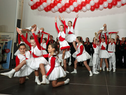 Die Waldbröler Karnevalsgesellschaft 1946 e. V. leistet ebenfalls hervorragende Nachwuchsarbeit: der schmissige Auftritt seiner Minni Minnis. (Foto: OBK)   