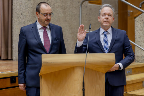 Vereidigung des neuen Landrats Klaus Grootens (r.) durch den Altersvorsitzenden Michael Stefer (CDU). (Foto: Fotografin Katharina Hein)