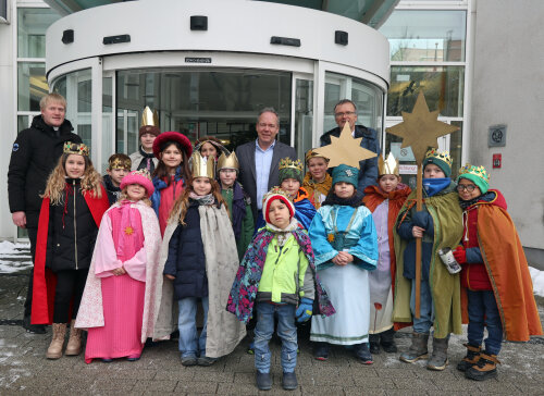 Eine Sternsinger-Gruppe der Gummersbacher Pfarrgemeinde St. Franziskus überbrachte die Segensgrüße an Landrat Klaus Grootens, Mitarbeitende sowie Besucherinnen und Besucher des Kreishauses. (Foto: OBK)