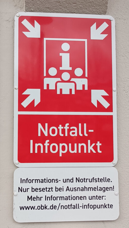 An den Standorten der Notfall-Infopunkte sind entsprechende Hinweisschilder angebracht. (Foto: OBK)