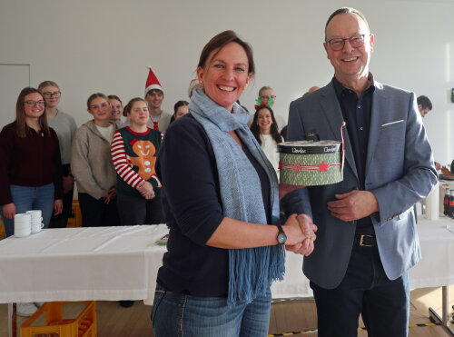 Stefan Heße, Allgemeiner Vertreter des Landrats, überreichte Sylvia Geldmacher, 1. Vors. des Lindenhof e.V., den Spendenerlös der diesjährigen Adventsaktion im Kreishaus. (Foto: OBK)