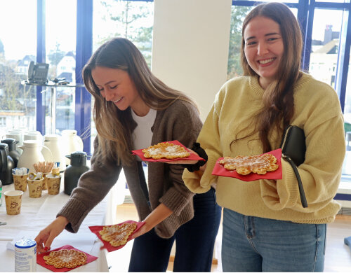 Einige Mitarbeitende brachten gleich Waffeln für ihre Kollegen mit. (Foto: OBK) 