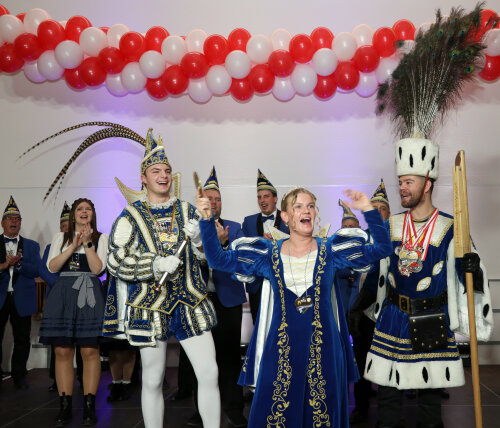 Die Narrenzunft Neye 1956 e. V. feierte ihren (jüngsten) Prinzen Lucca I. mit Prinzessin Johanna und Bauer Benjamin. (Foto: OBK)