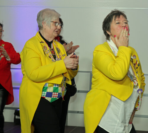 "Rua Kapaaf" und Handküsschen: Die Karnevalsgesellschaft aus Radevormwald feiert ihr 11-jährigen Bestehen und wurde von den Bielsteiner Jecken unterstützt: Sie haben den gleichen Karnevalsausruf. (Foto: OBK)  