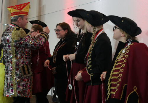 Landrat Klaus Grootens würdigte die kleine Abordnung des Hanse Husaren, die für ihren Verein warben. (Foto: OBK)  