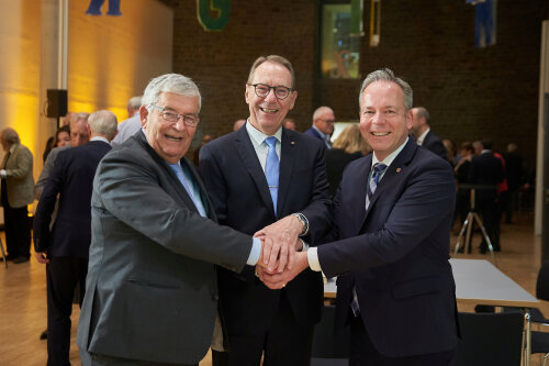 Oberbergische Landräte unter sich (v. l.): Hagen Jobi (2004 - 2015), Jochen Hagt (2015 - 2025) und Klaus Grootens (ab 01.11.2025). (Foto: OBK)