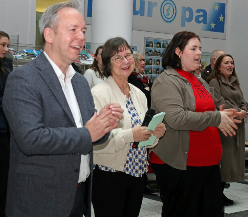Landrat Klaus Grootens, Schulleiterin Lydia Follmann und Schülersprecherin Lea Krahforst stimmten fröhlich in die Weihnachtslieder ein. (Foto: OBK)