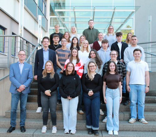 Zum 01.10.2025 starteten 22 junge Leute in die Ausbildung beim Oberbergischen Kreis. Die Azubis absolvieren ihre Lehre im Rettungsdienst.
Personaldezernent Stefan Hesse (l.) und Ausbildungsleiter Joschka Hirte (2.v.l.) haben die neuen Auszubildenden im Kreishaus begrüßt. (Foto: OBK)