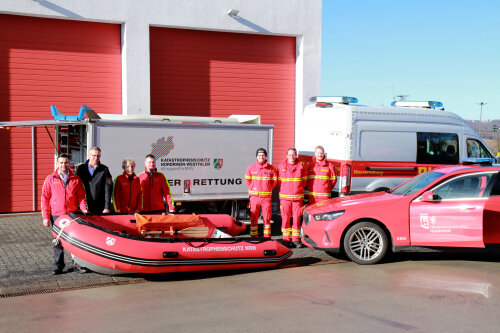 Sinan Kahl (stellv. Leiter Einsatz DLRG Bezirk Oberbergischer Kreis e.V.), Heike Radder (Vorsitzende DLRG Bezirk Oberbergischer Kreis e.V.), Tobias Starke Leiter Einsatz DLRG Bezirk Oberbergischer Kreis e.V.), Aljoscha Jakubassa (Referat Strömungsrettung DLRG Bezirk Oberbergischer Kreis e.V.), Julian Ranke (stellv. Leiter Einsatz DLRG Ortsgruppe Waldbröl e.V.) und Marvin Karpuschewski (Referat Strömungsrettung DLRG Bezirk Oberbergischer Kreis e.V.) stellten den neuen Geräteanhänger dem Kreisbrandmeister Julian Seeger (2.v.l.) vor. (Foto: OBK)