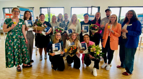 Mitarbeitende der AGewiS freuen sich mit den erfolgreichen Absolventinnen und Absolventen über deren Qualifikation als „Verantwortliche Pflegefachkraft“. (Foto: AGewiS/Nina Broich-Glagow) Mitarbeitende der AGewiS freuen sich mit den erfolgreichen Absolventinnen und Absolventen über deren Qualifikation als „Verantwortliche Pflegefachkraft“. (Foto: AGewiS/Nina Broich-Glagow)