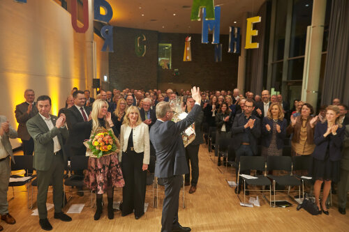 Jochen Hagt verabschiedete sich von rund 200 geladenen Gäste aus Politik, Wirtschaft, Verwaltung und Gesellschaft auf Schloss Homburg. (Foto: OBK)
