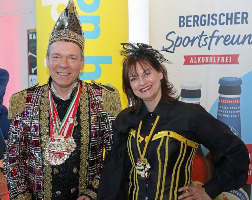 Landrat Klaus Grootens und Alex Pesch boten den Karnevalisten eine Bühne und führten gemeinsam durch das bunte Programm. (Foto: OBK) 