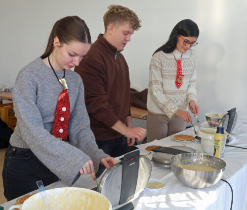 Backen im "Akkord": In den ersten 30 Minuten verkauften die Auszubildenden der Kreisverwaltung bereits über 100 Waffeln. (Foto: OBK)