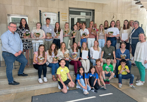 23 Lehrkräfte erhielten zum Dienstantritt an den Grundschulen im Oberbergischen Kreis ihre Urkunden durch die Schulaufsicht und wurden dabei von den Schülerinnen und Schülern der GGS Steinenbrück begrüßt. (Foto: OBK/ Schulamt für den Oberbergischen Kreis) 23 Lehrkräfte erhielten zum Dienstantritt an den Grundschulen im Oberbergischen Kreis ihre Urkunden durch die Schulaufsicht und wurden dabei von den Schülerinnen und Schülern der GGS Steinenbrück begrüßt. (Foto: OBK/ Schulamt für den Oberbergischen Kreis)