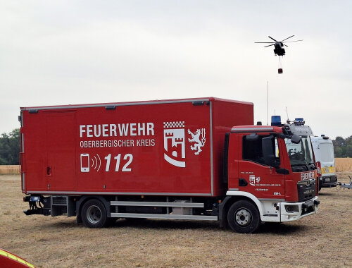 Vor Ort: Logistikfahrzeug des OBK, im Hintergrund ein Helikopter für den Wassertransport. (Foto: OBK)