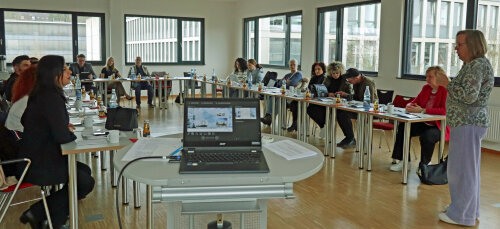 Akademieleiterin Nicole Meyer (r.) berichtete über die vielfältigen Angebote der AGewiS, die sie als einzigartige Schulungseinrichtung im Bereich Pflegemanagement deutschlandweit auszeichnet. (Foto: OBK) Akademieleiterin Nicole Meyer (r.) berichtete über die vielfältigen Angebote der AGewiS, die sie als einzigartige Schulungseinrichtung im Bereich Pflegemanagement deutschlandweit auszeichnet. (Foto: OBK)