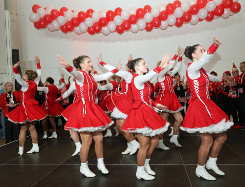 Die KPG Eckenhagen sorgte in Begleitung der "Eckenhääner Tanzbienen" für Stimmung. (Foto: OBK)