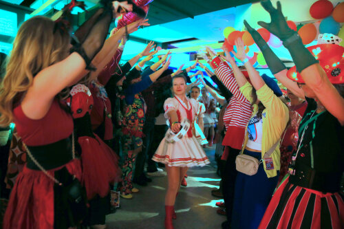 Die Tanzgruppe Aggerperlen des Ründerother KV machten den Anfang des grandiosen Bühnenprogramms. (Foto: OBK)