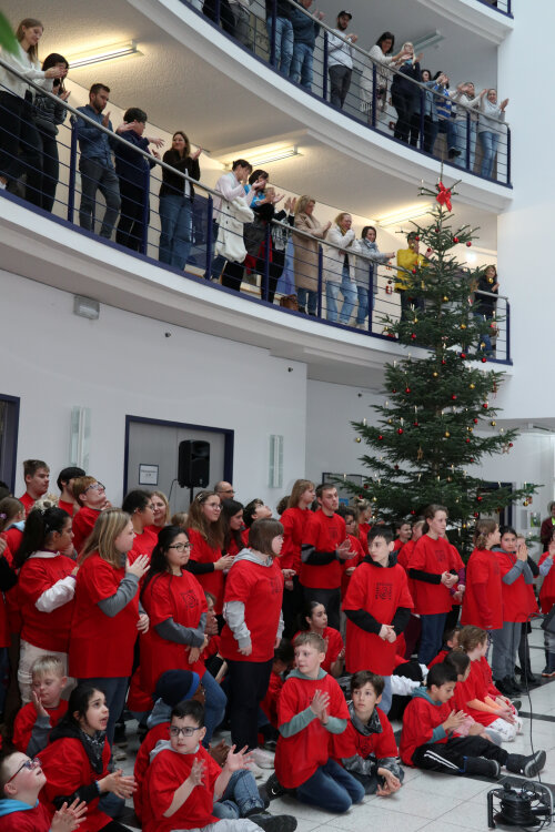 Die Mitarbeiterinnen und Mitarbeiter der Kreisverwaltung verfolgten das Konzert auch von den Gängen aus. (Foto: OBK)