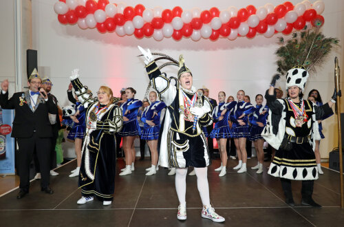Das Wildberger Damen-Dreigestirn bot einen temperamentvollen Auftritt mit eigenem Mottolied ("..."Mir sinn immmer immer wieder - im Fastelowend-Fieber ..."). (Foto: OBK)