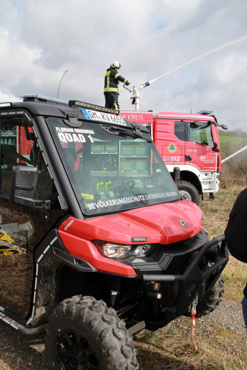 Notfallvorsorge: Der Oberbergische Kreis verstärkte seine Feuerwehren kürzlich mit zwei neuen Spezialfahrzeugen für die Bekämpfung von Wald- und Vegetationsbränden - ein Waldbrand-Tanklöschfahrzeug (TLF 4000 W) und ein Utility Task Vehicle (UTV). (Foto: OBK)