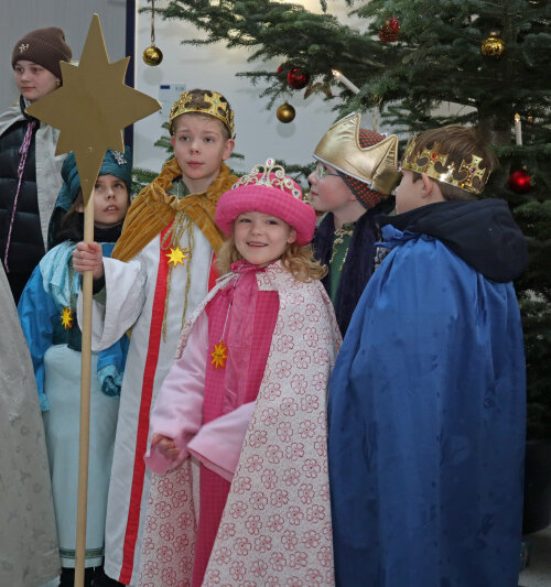 Die Kinder sangen und berichteten dem Landrat und den Kreisdezernenten von ihrem Engagement im Rahmen der Sternsingeraktion. (Foto: OBK)