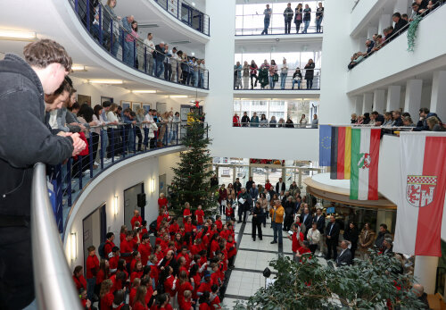 Die Chöre der Helen-Keller-Schule verwandelten das Foyer des Kreishauses in einen weihnachtlichen Konzertsaal. (Foto: OBK)