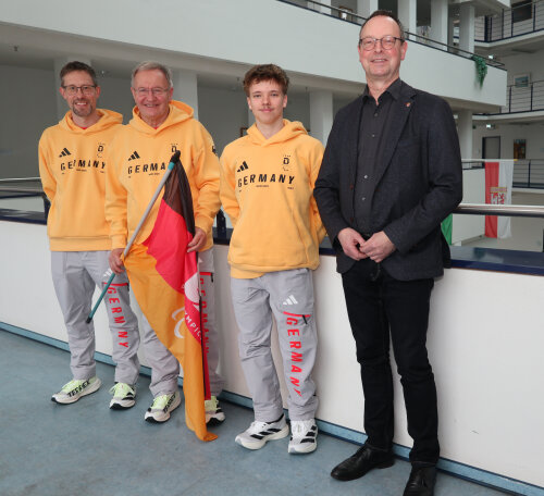 Die oberbergische Delegation wurde im Kreishaus zu den Paralympics 2026 verabschiedet: Der Allgemeine Vertreter des Landrats, Stefan Heße (r.) wünscht Para-Eishockey Nationalspieler Jano Bußmann (3. v . l.), Kevin Müller (l.) sowie Friedhelm Julius Beucher viel Erfolg und "dass Sie tolle Spiele genießen können!" (Foto: OBK) 
