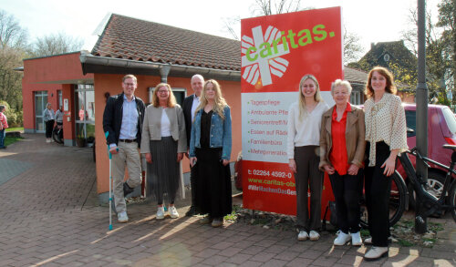 Svenja Noll (3.v.r.) und Lilia Köhler (1.v.r.) leiten das neue Familienbüro in Marienheide. (Foto: OBK)