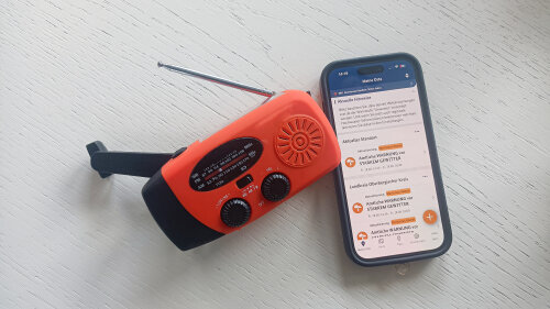 Beispielhafte Warnmittel für den Bevölkerungsschutz: NINA-App und ein Kurbelradio. (Foto: OBK)