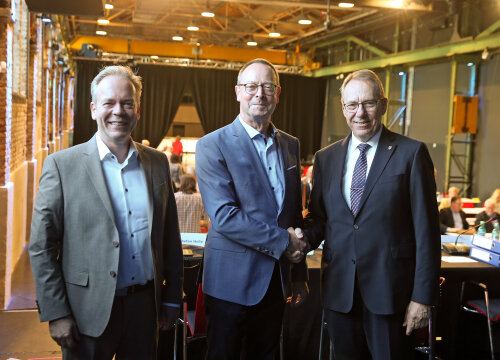 Landrat Jochen Hagt gratuliert Stefan Heße zu seiner Benennung. (Foto: OBK)