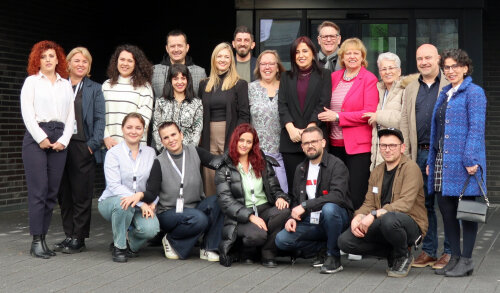 Die Delegation von 15 Pflege-Expertinnen und -Experten aus dem Kosovo haben sich in der Akademie Gesundheitswirtschaft und Senioren (AGewiS) des Oberbergischen Kreises über kommunales Versorgungsmanagement informiert. (Foto: OBK) Die Delegation von 15 Pflege-Expertinnen und -Experten aus dem Kosovo haben sich in der Akademie Gesundheitswirtschaft und Senioren (AGewiS) des Oberbergischen Kreises über kommunales Versorgungsmanagement informiert. (Foto: OBK)