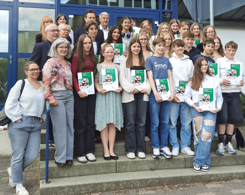 Die große Anzahl der Teilnehmenden in Wiehl, die den Sozialführerschein der Ehrenamtsinitiative Weitblick erworben haben: trotz eines gut gefüllten Stundenplans waren die Jugendliche ehrenamtlich tätig und einige von ihnen wollen dieses freiwillige Engagement in sozialen Einrichtungen fortsetzen. (Foto: OBK) Die große Anzahl der Teilnehmenden in Wiehl, die den Sozialführerschein der Ehrenamtsinitiative Weitblick erworben haben: trotz eines gut gefüllten Stundenplans waren die Jugendliche ehrenamtlich tätig und einige von ihnen wollen dieses freiwillige Engagement in sozialen Einrichtungen fortsetzen. (Foto: OBK)