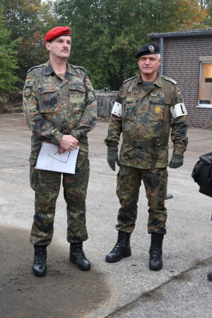 Oberstleutnant Achim Schneider (l.) vom Landesverbindungskommando im Austausch mit dem Leiter der Großübung, Oberstleutnant Thomas Meier, Leiter  des Kreisverbindungskommandos Oberberg. (Foto: OBK) 
