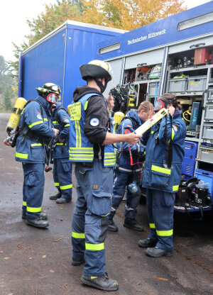Mit schwerem Gerät waren die Hilfskräfte des THW bei der "Personenrettung" im Einsatz. (Foto: OBK)