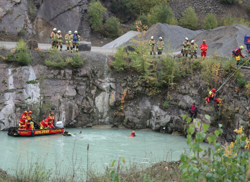 Wasserrettung im Steinbruch-See: Im guten Zusammenwirken mehrerer Hilfsorganisationen wurden zwei Personen aus dem Wasser "gerettet" und ein Fahrzeug vom Grund des Sees geborgen. (Foto: OBK)   