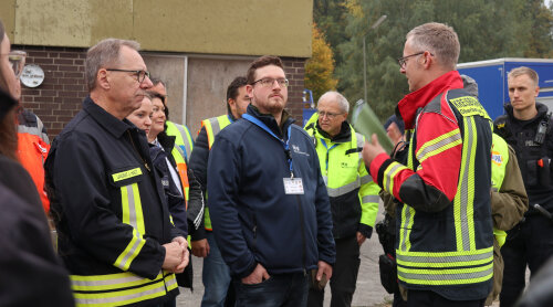 Kreisbrandmeister Julian Seeger (r.) erläutert Landrat Jochen Hagt und Kolleginnen und Kollegen des Amtes für Brand-, Zivil- und Katastrophenschutz und der Polizei die vielfältigen Übungseinsätze. (Foto: OBK)