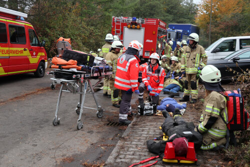 Feuerwehr und DRK übten gemeinsam die Erstversorgung "verletzter" Personen, die aus einem "brennenden" Gebäude gerettet werden konnten. (Foto: OBK) 