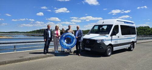Werben für den Beverbus, die neue OVAG-Linie 330 (v.l.n.r.): Frank Herhaus, Dezernent für Planung, Regionalentwicklung und Umwelt des Oberbergischen Kreises; Anne Loth, Bürgermeisterin der Hansestadt Wipperfürth; Corinna Güllner, Geschäftsführerin der OVAG; Marcus Kürten, Busunternehmer und Fahrer und Dietmar Persian, Bürgermeister der Schloss-Stadt Hückeswagen. (Foto: OVAG) Werben für den Beverbus, die neue OVAG-Linie 330 (v.l.n.r.): Frank Herhaus, Dezernent für Planung, Regionalentwicklung und Umwelt des Oberbergischen Kreises; Anne Loth, Bürgermeisterin der Hansestadt Wipperfürth; Corinna Güllner, Geschäftsführerin der OVAG; Marcus Kürten, Busunternehmer und Fahrer und Dietmar Persian, Bürgermeister der Schloss-Stadt Hückeswagen. (Foto: OVAG)